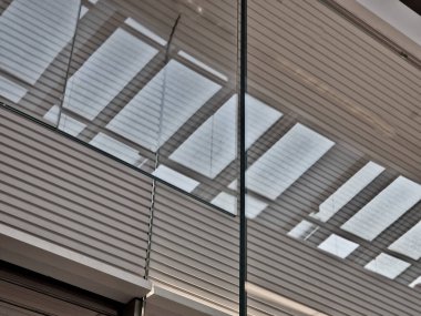 Bir mağazada cam bölme bölmesi. Moda giysileri olan bir dükkan penceresi.