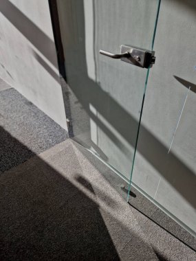Ofisteki cam kapının paslanmaz çelik durdurucusu var. Duvarın ve kapı kolunun çarpışmalara karşı korunması