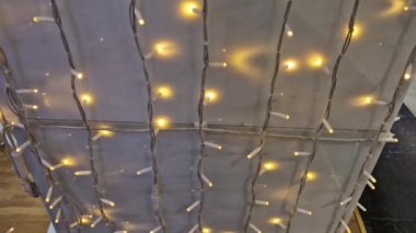 Bobinli ve metal yapıya bağlı yoğun aralıklarla zincirlenmiş. Geceleri hafif yüzeyler ve dekoratif süsler yaratıyor. Noel süslemeleri, duvar, çadır, figürler