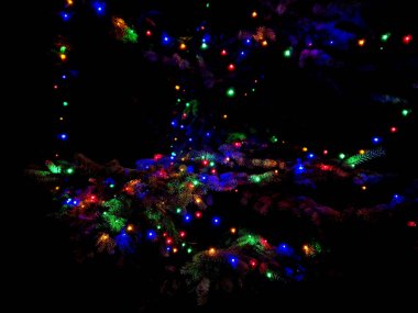 Son yılbaşı geleneği evleri, garajları ve ağaçları LED zincirlerle sarmaktır. Klişe ışıklar olmadan Noel 'in var olamayacağı hissiyle ilgili.