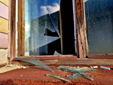 Aynı evde yaşayan eşler arasındaki aile içi şiddet yumruklar ve kırık camlarla sona eriyor. Komşular şaşırmadı. Pencere pervazındaki parçalar bir suçun izleri.