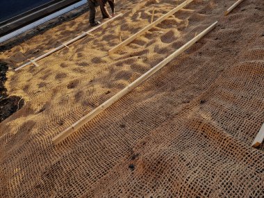 Çimlerin kaplanması erozyona karşı büyük bir yamaç sağlamak için tekstil ekiliyor. Dik yamaçlar için hindistan cevizi ağını dengeleyen kahverengi jüt kumaş kullanıyor. Şiddetli yağmurda toprak dışarı sızmaz.