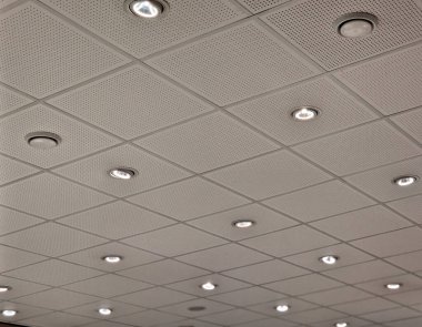 Koridorun tavanında alçı kaplı çorap bir ışık çemberi ile donatılmıştır. Yangın alarmı fıskiyeyi çalıştıracak.