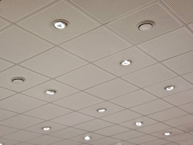 Koridorun tavanında alçı kaplı çorap bir ışık çemberi ile donatılmıştır. Yangın alarmı fıskiyeyi çalıştıracak.