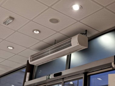 Hava akışı sayesinde iç ve dış ortamları ayıran hava kapısı perdeleri havalandırma ekipmanıdır. Havalandırma perdeleri, çoğu zaman açık olan binalarda ısıtmadan tasarruf etmek için takılır.