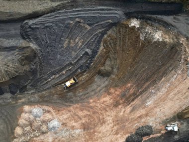 İnşaat sahasının hazırlanması, bir önceki bina yıkıldı ve bir lojistik deposu için toprak ve moloz yığını.