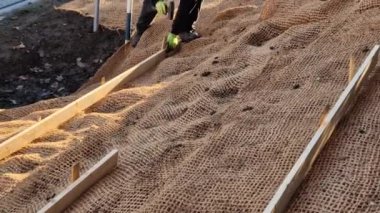 Çimlerin kaplanması erozyona karşı büyük bir yamaç sağlamak için tekstil ekiliyor. Dik yamaçlar için hindistan cevizi ağını dengeleyen kahverengi jüt kumaş kullanıyor. Şiddetli yağmurda toprak dışarı sızmaz.