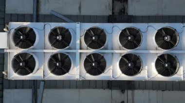 Kapalı devrede suyu soğutmak için tasarlanmış endüstriyel bir soğutucu. Su soğutma için soğutucu. Oda sıcaklığı ne olursa olsun belli bir sıcaklıkta kalır. Devlet desteğiyle ısı pompaları