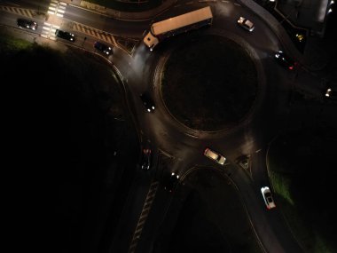Trafik yapısının değerlendirmesi devam ediyor. Uzmanlar döner kavşaktaki pas sayısını hesaplıyorlar. Şehrin bypass 'ı gece polis dronları tarafından izlenir. Ksenon araç ışıkları