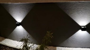 Leke duvar ışığı evin ön cephesini gece koni şeklinde aydınlatıyor. Akşam konumu ve seyrüsefer lambası Gabion duvarında, arka bahçede iki yönde parlıyor.