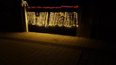 Girişteki rüzgarda yaylı ışıklardan oluşan bir perde dalgalanır. Hayal gücünün sınırı yoktur.