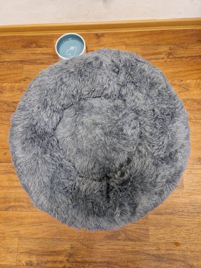 This round bed is a great addition to your pet's comfort and well-being. Its long and soft fur provides an optimal place rest and relax. Bed comfort for your pet, thanks to the non-slip and waterproof clipart