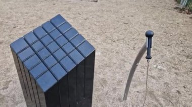 Bir çekiç taştan bir sütuna vurulabilir ve ses tonuyla yankılanabilir. Gabbro tipinde sert bir taş.