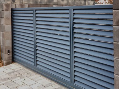 Beton bloklardan oluşan çitin metal dolguları. Metal bir alüminyum çit bahçede mahremiyet sağlayacak. Yatay kirişler iyi korunuyor. Tuji 'den yapılmış bir çit koruma sağlar.