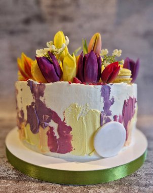 Daire, rendelenmiş hindistan cevizi ve badem kurabiyesi. Leydimin partisi için tatlı. Üzerinde hindistan cevizi kabuğu var. Kayısı renginde krema ve şam fıstığı pastel tonları, kenar, tutkal, sopa, sarı