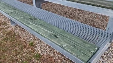 Stadyumun pleksiglas kaplı oditoryumu olan bir tribünü var. Çatı şeffaf ve bir kemer ya da dalga şeklinde. Dış kulvarlar için ahşap koltuklar, kahverengi yarı şeffaf, kafes