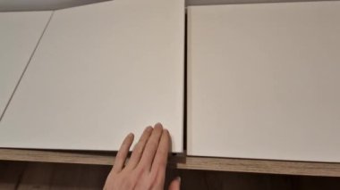 Yavaş çekimde, yavaş çekimde. Bastığında odadaki dolap açılacak. Çocuk odası ve ofis için yeni modern mobilyalar.