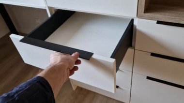 Yavaş çekimde, yavaş çekimde. Bastığında odadaki dolap açılacak. Çocuk odası ve ofis için yeni modern mobilyalar.