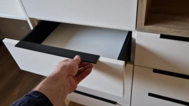 Yavaş çekimde, yavaş çekimde. Bastığında odadaki dolap açılacak. Çocuk odası ve ofis için yeni modern mobilyalar.