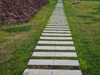 Beton yol çimenlik dikdörtgen şekilli düzenli şebeke doğrudan güzel çimenlik güneşler ve gölgeli taşlar, beton büyük levhalar, levhalar, dikdörtgen, demiryolu bağları
