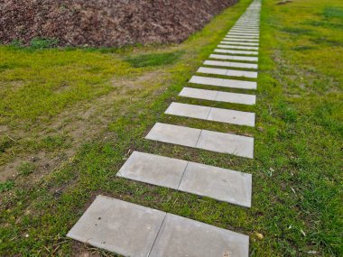 Beton yol çimenlik dikdörtgen şekilli düzenli şebeke doğrudan güzel çimenlik güneşler ve gölgeli taşlar, beton büyük levhalar, levhalar, dikdörtgen, demiryolu bağları