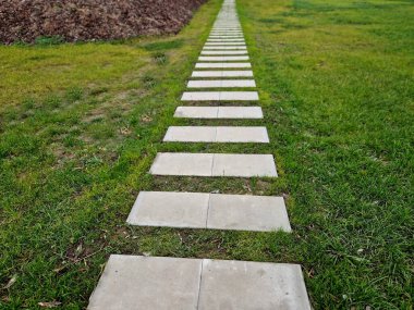 Beton yol çimenlik dikdörtgen şekilli düzenli şebeke doğrudan güzel çimenlik güneşler ve gölgeli taşlar, beton büyük levhalar, levhalar, dikdörtgen, demiryolu bağları