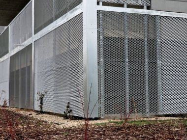 Evin bodrumundaki metal kaplama astarla delinmiş. Bitkilere tırmanmak için çardak. Elektrik dağıtım kutusunun kapısı. Tüm konut kulesi bock binası için.