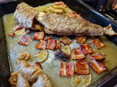 Limonlu fırında turna balığı ve pastırma.