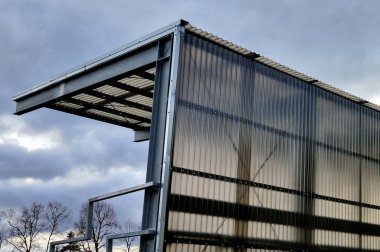 Stadyumun pleksiglas kaplı oditoryumu olan bir tribünü var. Çatı şeffaf ve bir kemer ya da dalga şeklinde. Uzak maçlar için ahşap koltuklar, kahverengi yarı şeffaf