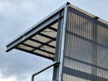 Stadyumun pleksiglas kaplı oditoryumu olan bir tribünü var. Çatı şeffaf ve bir kemer ya da dalga şeklinde. Uzak maçlar için ahşap koltuklar, kahverengi yarı şeffaf