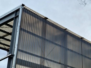 Stadyumun pleksiglas kaplı oditoryumu olan bir tribünü var. Çatı şeffaf ve bir kemer ya da dalga şeklinde. Uzak maçlar için ahşap koltuklar, kahverengi yarı şeffaf