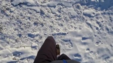 Kıtır kıtır karda. Ocak güneşinde karlı çayırlarda yürür. kutup bölgelerinde yürüyüş yerine yürüyüş yapılır
