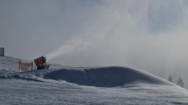 Kayak yamaçlarındaki yapay kar yapımından kaynaklanan su akıntıları güneşi, sisi ve ıslak kayakçıları ve ağaçları karla kapladı. Pervanelerin sesi hayvanları rahatsız eder..