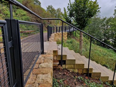 Parkın arazisi engelli insanların tekerlekli sandalyede hareket etmesine izin vermiyor. Şehir kalenin altına bariyersiz metal rampalar ve köprüler inşa etti. Bakış açısına gel.