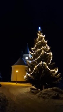 Son yılbaşı geleneği evleri, garajları ve ağaçları LED zincirlerle sarmaktır. Klişe ışıklar olmadan Noel 'in var olamayacağı hissiyle ilgili.
