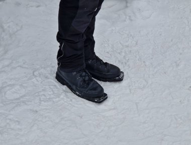 Telemark kayak tekniği, İskandinav ve İskandinavya 'nın elementlerini birleştiren, ön ayağının dengesini sağlamak için arka ayağını kullanarak yokuş aşağı bir oyma dönüşü, kayak kaldırma, kaşif