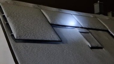 Kış bir güneş enerjisi santrali için bir sorundur. Güneş panelleri kardan temizlenmeli. Buz ve krema kontrol edilmeli. Geceleri, el feneri çatıda parlar ve kusurları arar.
