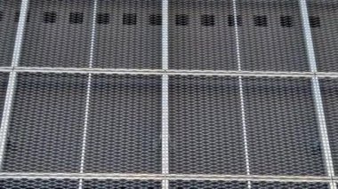 Amaç beton binalar inşa etmek ve güneş ve yağmurdan korunmak için metal ızgaralarla kaplı. Galvanizasyon duvar aşınmasına karşı işe yarıyor. Hava ve ışığın geçirgenliği ile bölümler ayırılıyor