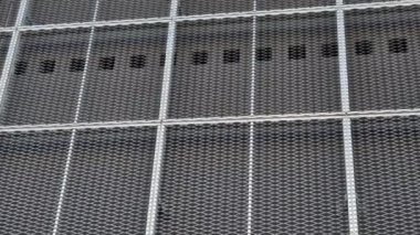 Amaç beton binalar inşa etmek ve güneş ve yağmurdan korunmak için metal ızgaralarla kaplı. Galvanizasyon duvar aşınmasına karşı işe yarıyor. Hava ve ışığın geçirgenliği ile bölümler ayırılıyor