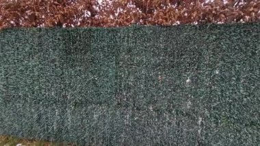 Çitten yapılmış bölünme ve yapay çimleri andıran püsküllerle ağ oluşturma. Bahçenin ya da bahçenin istenmeyen manzarasını engeller. Kaldırımlar, kar, kış