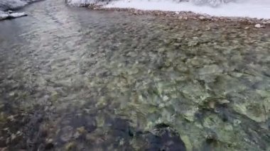 Karstı olan kireçtaşı dağlarının mavi ve berrak nehirleri vardır. Karla birlikte çok serin ve taze görünüyorlar. Cesedi sertleştirmek için sabah banyosu ya da alabalık avlamak için ideal..