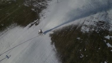 Dağlardaki teleferik karların erimediği son yer. Kayak yamacının etrafında çayırlar ve çimenler var. Kayak merkezlerinin ekonomik kayıpları yazın harikadır. kar topu