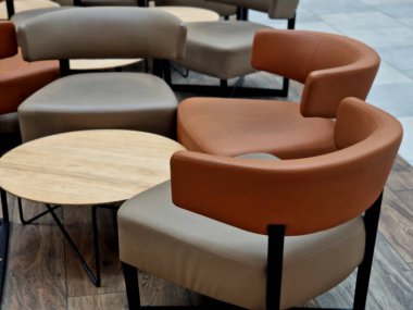 Kafede deri döşemeli yuvarlak şekilli masalar. kahverengi kavisli sandalye