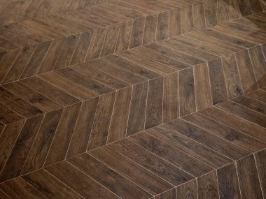 Yastıklar ve kolluklar birbirine dönük ve aralarında doğal bir ahşap masa olan kısa koltuklar. Menteşeli kapılar, garsonun içki taşırken ayağını ya da yanını açmasına olanak sağlıyor.