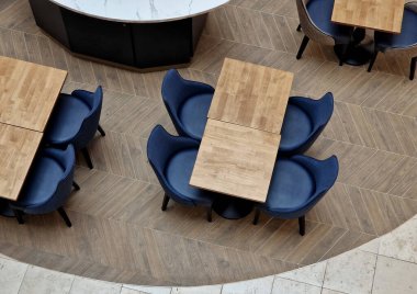 Yastıklar ve kolluklar birbirine dönük ve aralarında doğal bir ahşap masa olan kısa koltuklar. Menteşeli kapılar, garsonun içki taşırken ayağını ya da yanını açmasına olanak sağlıyor.