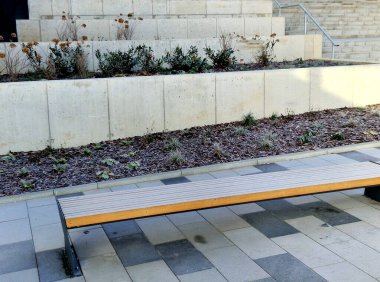 Çimento merdiveni, arka ışıklandırması olan tek bir merdiven boşluğu şeklinde. Göz kamaştırıcı beyaz ve binaya yeni giriş. basamak bahçe