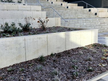 Çimento merdiveni, arka ışıklandırması olan tek bir merdiven boşluğu şeklinde. Göz kamaştırıcı beyaz ve binaya yeni giriş. basamak bahçe