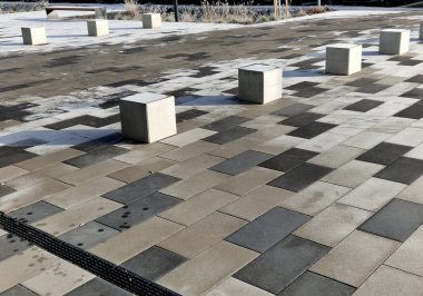 Kare ve çikolataları korumak için taş bloklar. Tramvay platformunun kaldırımlarındaki küpler arabaların girişinden korunuyor. Uzun ömürlü yatak soğurma depresyonunda emici alan