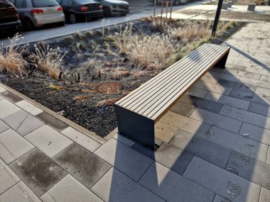 Kare ve çikolataları korumak için taş bloklar. Tramvay platformunun kaldırımlarındaki küpler arabaların girişinden korunuyor. Uzun ömürlü yatak soğurma depresyonunda emici alan