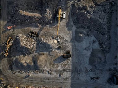 İnşaat atıklarının sıralanması ve daha sonraki kalıntıların kullanımı. Yüksek setlerdeki çakıllar için beton öğütücü. Sıralayıcı hidrolik makaslara bağlı. Kablolar ve binaların kirişlerini kesiyor.